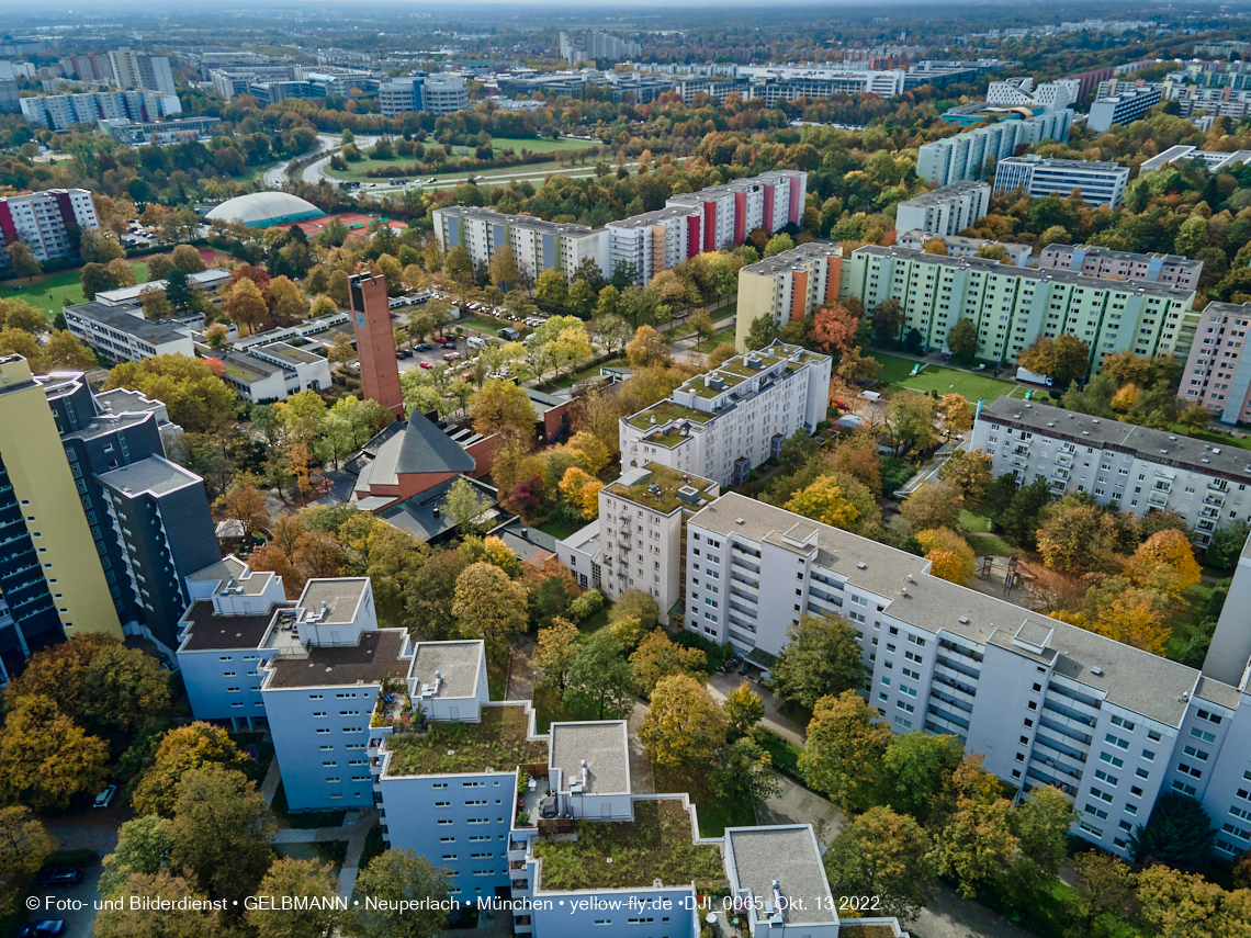 13.10.2022 - Das Marx-Zentrum und Wohnanlage Karl-Marx-Ring 52-62 in Neuperlach
